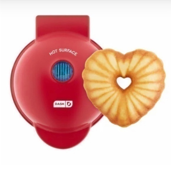 NIB. DASH Mini Heart Bundt Cake Maker - Picture 1 of 5